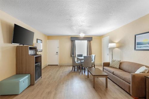 Best Western Space Shuttle Inn Room Type - Queen Suite with Sofa Bed - Non-Smoking Best Western Space Shuttle Inn Room Type - Queen Suite with Sofa Bed - Non-Smoking