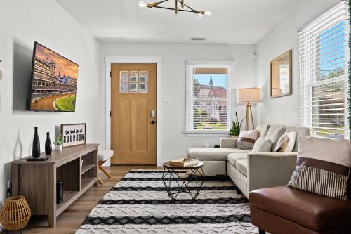 3BR 2BA Derby Home Walk to Churchill Free Parking – khách sạn tại Fairgrounds