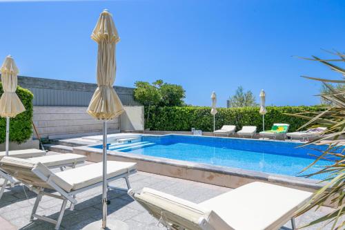 Family friendly apartments with a swimming pool Rogoznica - 7557 - image 8