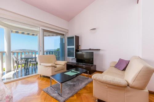 Family-friendly apartments with swimming pool Rogoznica - 7557 in โรกอสนิก้า