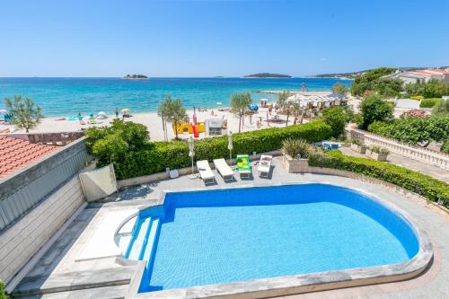 Family friendly apartments with a swimming pool Rogoznica - 7557 - image 9