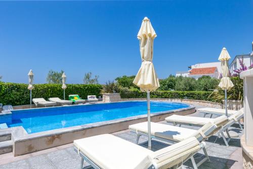 Family friendly apartments with a swimming pool Rogoznica - 7557 - image 6