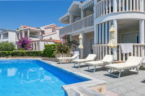 Family friendly apartments with a swimming pool Rogoznica - 7557 - image 7