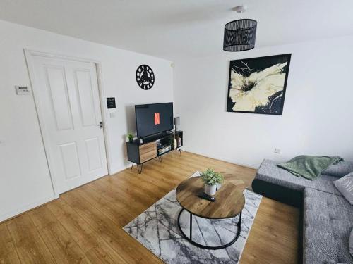 Stylish 3 Bed Home With Garden & Free Parking