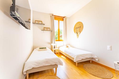 1 queen bed, 2 twin beds