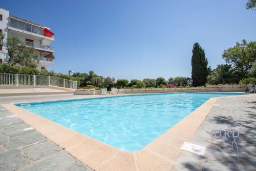 Smart flat in Antibes sea view AC parking and pool in La Pagane