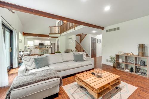 Tannersville House Bar and Deck, 2 Mi to Ski Resort in Tannersville, USA
