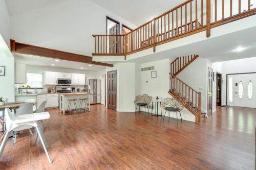 Family Home with Deck about 2 Mi to Camelback Mountain! in 坦納斯維爾