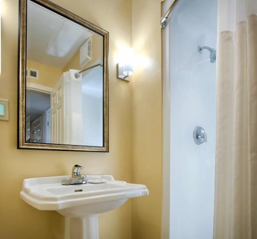 Wyndham Long Wharf 2BR Apartment with Resort Access - image 4
