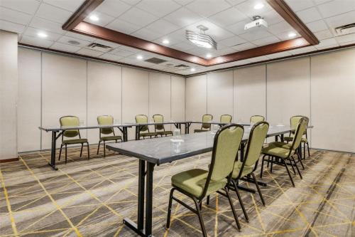 Holiday Inn Fairmont an IHG Hotel - image 10