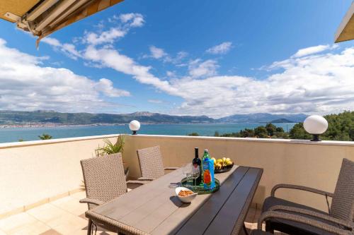 Two-Bedroom Apartment in Slatine I
