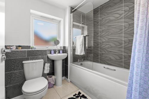 New large townhouse 3 bedrooms 4 beds and parking, Manchester (photo 9)