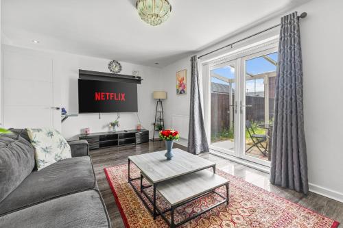 New large townhouse 3 bedrooms 4 beds and parking, Manchester