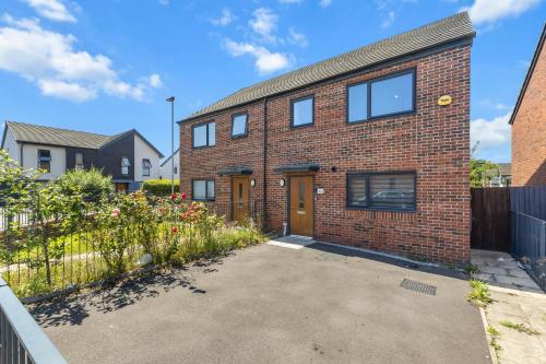 New large townhouse 3 bedrooms 4 beds and parking, Manchester (photo 10)