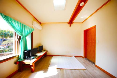 Noeul Hanok Pension in Sora-myeon