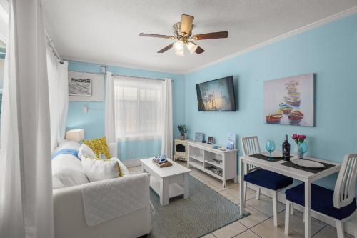 Coastal Breeze Siesta Dolphin "A" in Sarasota, USA