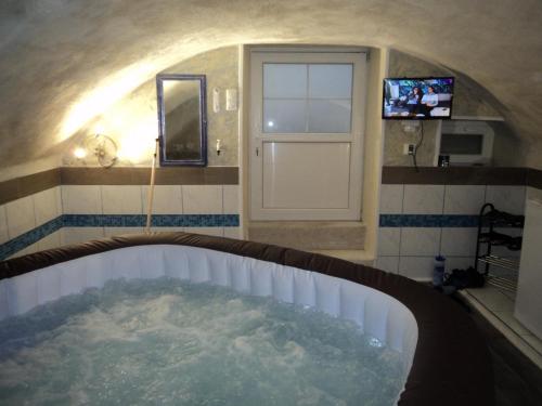 Maison rénovée à Bransat avec spa, WiFi et animaux acceptés - FR-1-489-294 (Maison renovee a Bransat avec spa, WiFi et animaux acceptes - FR-1-489-294) in 盧希蒙特方