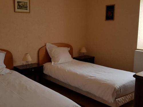Gîte Deux-Chaises 4 pièces 6 personnes - FR-1-489-177 - image 3