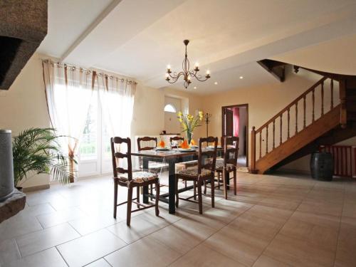 Maison lumineuse avec jardin clos et terrasse pour 9 pers. près forêt d'Écouves (Maison lumineuse avec jardin clos et terrasse pour 9 pers. pres foret d'Ecouves) in Yvre-l'Eveque