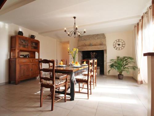 Maison lumineuse avec jardin clos et terrasse pour 9 pers. près forêt d'Écouves (Maison lumineuse avec jardin clos et terrasse pour 9 pers. pres foret d'Ecouves) in Yvre-l'Eveque