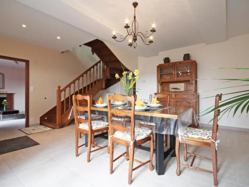 Maison lumineuse avec jardin clos et terrasse pour 9 pers. près forêt d'Écouves (Maison lumineuse avec jardin clos et terrasse pour 9 pers. pres foret d'Ecouves) in Yvre-l'Eveque