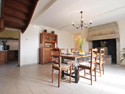 Maison lumineuse avec jardin clos et terrasse pour 9 pers. près forêt d'Écouves (Maison lumineuse avec jardin clos et terrasse pour 9 pers. pres foret d'Ecouves) in Yvre-l'Eveque
