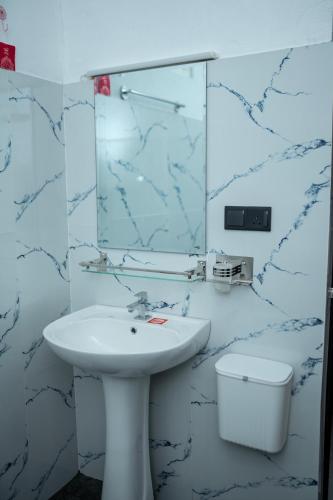 Deluxe Double Room image 8