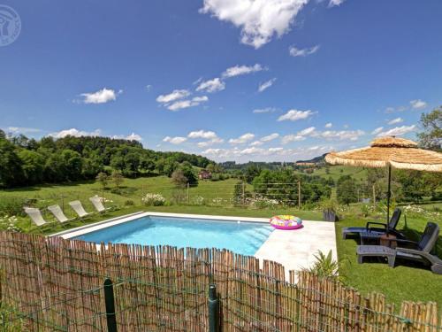 Gîtes spacieux avec piscine et accueil chevaux, 13 pers. - FR-1-496-140 (Gites spacieux avec piscine et accueil chevaux, 13 pers. - FR-1-496-140) in Belmont-de-la-Loire