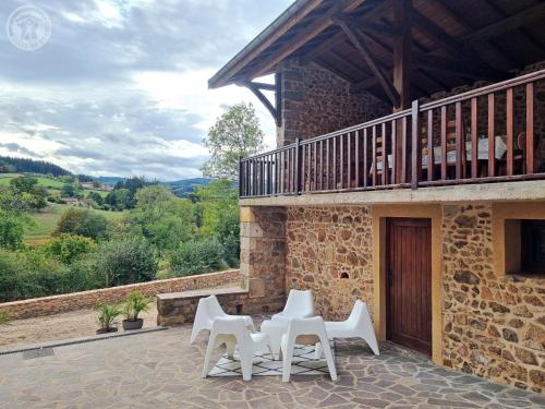 Gîte de deux maisons mitoyennes avec animaux admis, terrasse champêtre - FR-1-496-304 (Gite de deux maisons mitoyennes avec animaux admis, terrasse champetre - FR-1-496-304) in Belmont-de-la-Loire