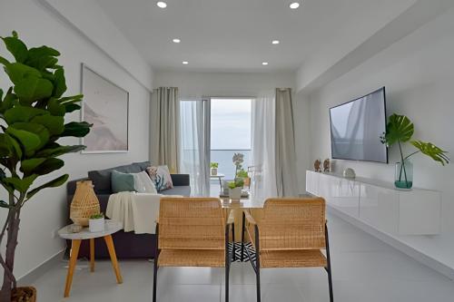 Caribbean Sunrise View, Beachfront Apartment. in Mar De Sol