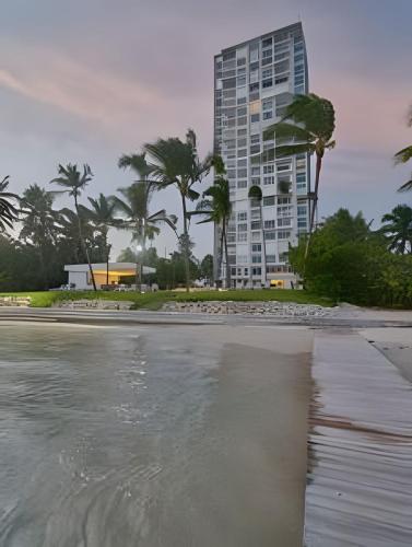 Caribbean Sunrise View, Beachfront Apartment. in Mar De Sol