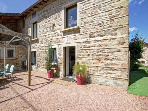 Gîte de Charme avec Piscine Partagée et Animaux Bienvenus - FR-1-496-126 (Gite de Charme avec Piscine Partagee et Animaux Bienvenus - FR-1-496-126) in Belmont-de-la-Loire