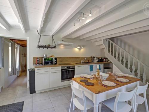 Gîte de Charme avec Piscine Partagée et Animaux Bienvenus - FR-1-496-126 (Gite de Charme avec Piscine Partagee et Animaux Bienvenus - FR-1-496-126) in Belmont-de-la-Loire