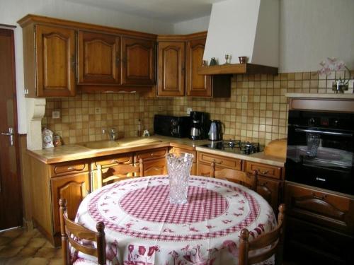 Grande maison à Saint-Pourçain avec piscine, sauna et WiFi - FR-1-489-60 (Grande maison a Saint-Pourcain avec piscine, sauna et WiFi - FR-1-489-60) in Saint-Pourcain-sur-Sioule