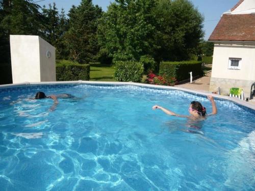 Grande maison à Saint-Pourçain avec piscine, sauna et WiFi - FR-1-489-60 (Grande maison a Saint-Pourcain avec piscine, sauna et WiFi - FR-1-489-60) in Saint-Pourcain-sur-Sioule