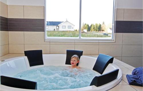 Pezsgőfürdő, Pet Friendly Home In Glesborg With Sauna in Fjellerup