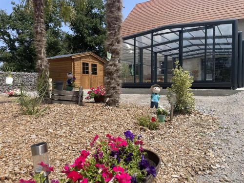Gite avec piscine chauffee, jardin prive et climatisation in Agonges