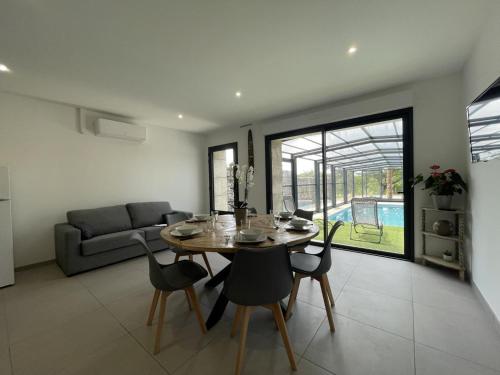 Gite avec piscine chauffee, jardin prive et climatisation in Agonges