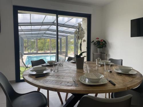 Gite avec piscine chauffee, jardin prive et climatisation in Agonges