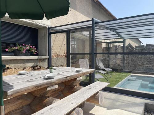 Gite avec piscine chauffee, jardin prive et climatisation in Agonges