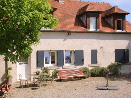 . Charmante longère bourbonnaise rénovée avec vue panoramique et jardin