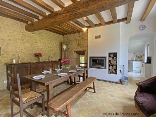 Charmante longère authentique et lumineuse avec grand jardin, proche du Perche - FR-1-497-216 (Charmante longere authentique et lumineuse avec grand jardin, proche du Perche - FR-1-497-216) in Moulins-la-Marche