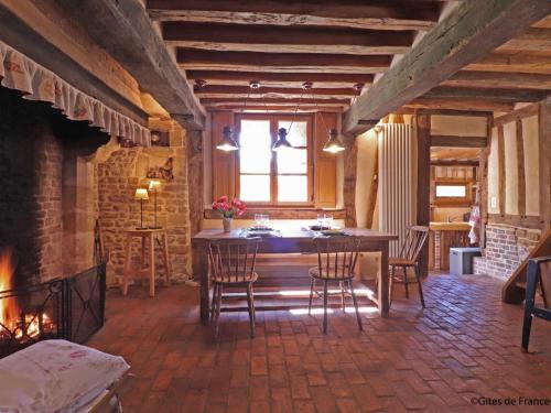 Chaumière typique avec cheminée et jardin, animaux acceptés - FR-1-497-202 (Chaumiere typique avec cheminee et jardin, animaux acceptes - FR-1-497-202) in Mardilly