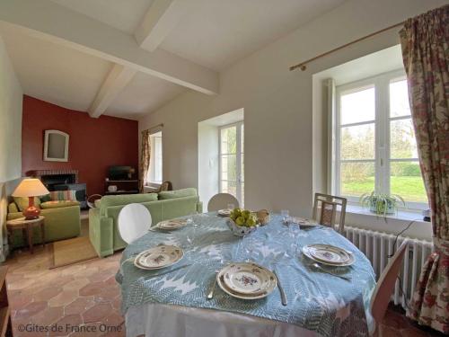 Maison rénovée 18ème s. avec jardin, animaux acceptés et recharge électrique - FR-1-497-198 (Maison renovee 18eme s. avec jardin, animaux acceptes et recharge electrique - FR-1-497-198) in Marcei