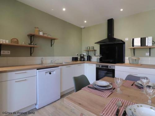 Maison ancienne familliale avec jardin clos au Mêle-sur-Sarthe - FR-1-497-252 (Maison ancienne familliale avec jardin clos au Mele-sur-Sarthe - FR-1-497-252) in Le Mele-sur-Sarthe