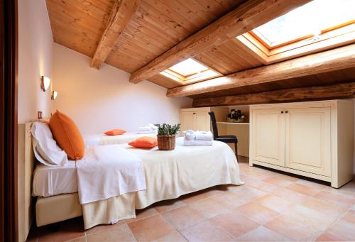 1 king bed, 3 twin beds