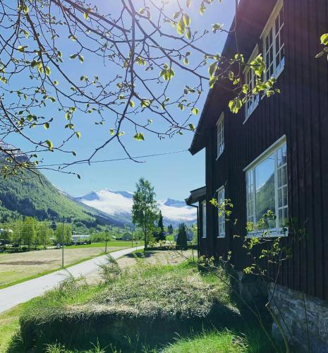 Viesnīcas āriene, Historic Log House At The Foot Of Middagstind in Måndalen