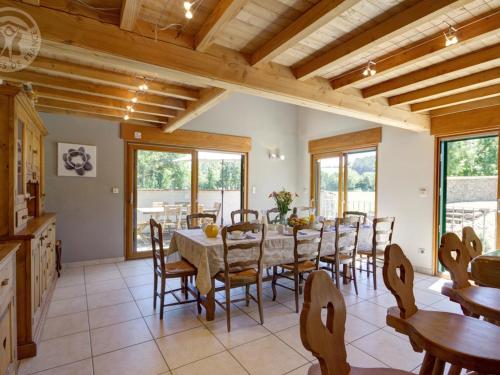 Gîte spacieux avec piscine privée, animaux acceptés - FR-1-496-25 (Gite spacieux avec piscine privee, animaux acceptes - FR-1-496-25) in Saint-Symphorien-de-Lay