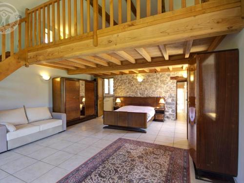 Gîte spacieux avec piscine privée, animaux acceptés - FR-1-496-25 (Gite spacieux avec piscine privee, animaux acceptes - FR-1-496-25) in Saint-Symphorien-de-Lay