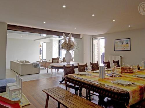 Grande maison rénovée, espace et charme au cœur de Saint-Symphorien-de-Lay - FR-1-496-312 (Grande maison renovee, espace et charme au cœur de Saint-Symphorien-de-Lay - FR-1-496-312) in Saint-Symphorien-de-Lay